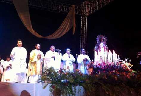 Una misa se ofició en el estadio Cementos Progreso, previo a la Vigilia por la Paz. (Foto Prensa Libre: Radio Estrella)