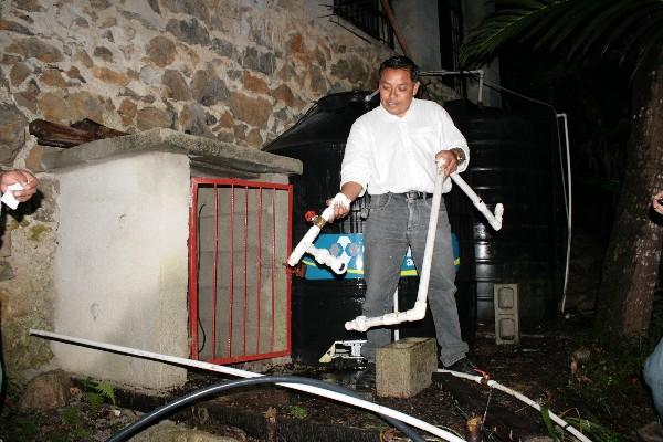 El secretario  del templo El Calvario muestra tubos rotos que dejaron los ladrones.