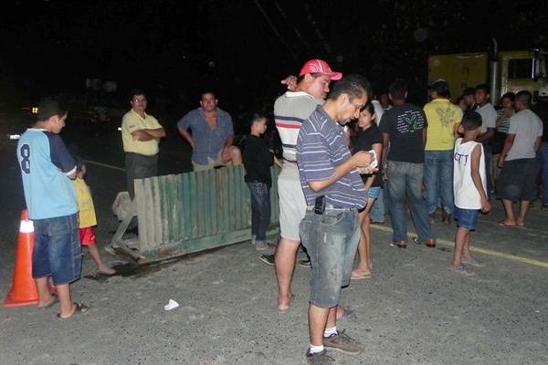 Durante dos horas resultó bloqueado anoche el kilómetro 203 de la carretera al Atlántico, para exigir la repación de una tubería de drenaje que colapsó en la aldea Quirigua, Los Amates. (Foto Prensa Libre: Edwin Perdomo)<br _mce_bogus="1"/>