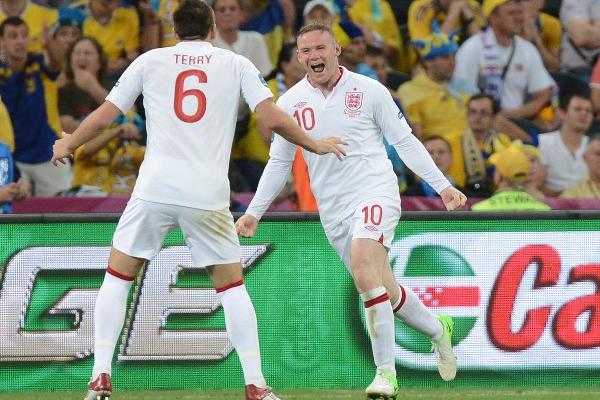 Buen debut de Rooney, que marcó el gol de la victoria y lo celebró con su compañero Terry. (Foto Prensa Libre: AFP)