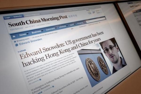 Una pantalla muestra la información sobre Snowden publicada por el South China Morning Post el 13 de junio en Hong Kong. (Foto Prensa Libre: AFP)