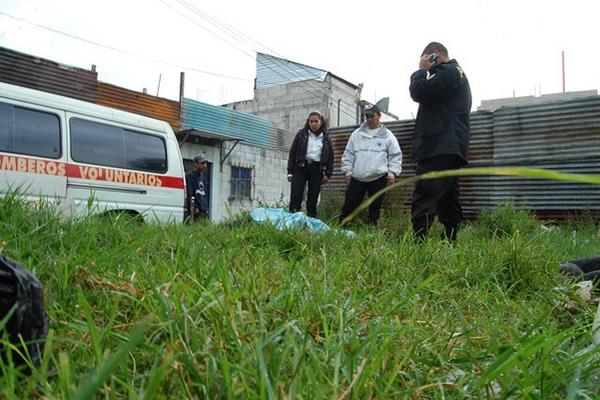 El cadáver de una mujer fue abandonado en un terreno en la zona 3 de Chimaltenango. (Foto Prensa Libre: Víctor Chamalé)