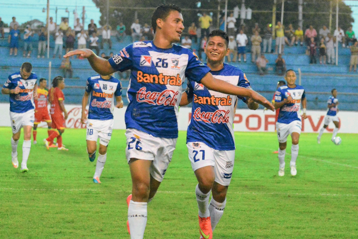 German Esquivel celebra al anotar el primer gol de los venados. (Foto Prensa Libre: Omar Méndez)