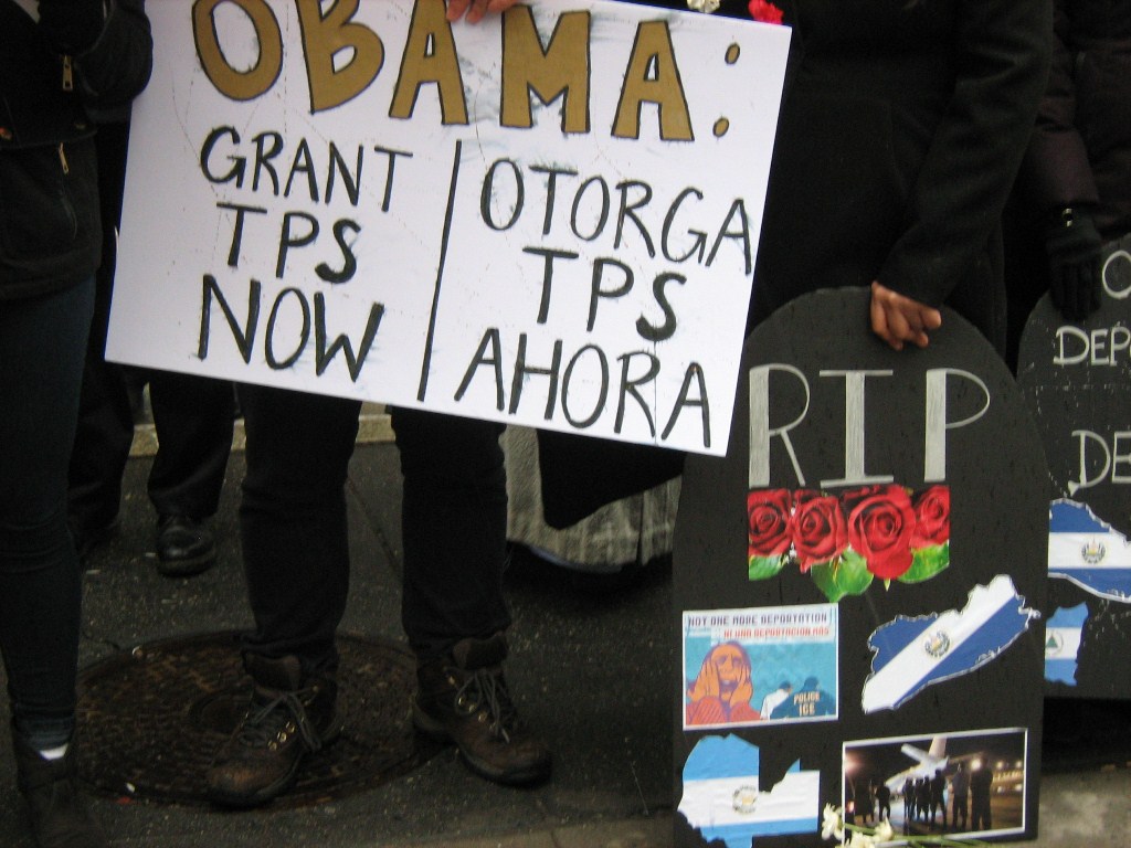 Manifestación con carteles pidiendo al presidente Barack Obama otorgar el Estatus de Protección Temporal (TPS) durante el Día nacional de Acción contra las Redadas de Inmigración. (Foto Prensa Libre: EFE)