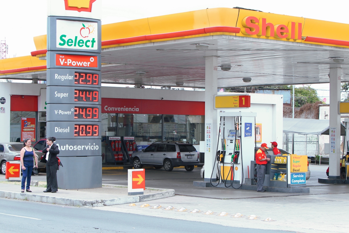 Expendedores de  gasolina trasladaron el aumento de Q1 a los consumidores finales. (Foto Prensa Libre: Paulo Raquec).