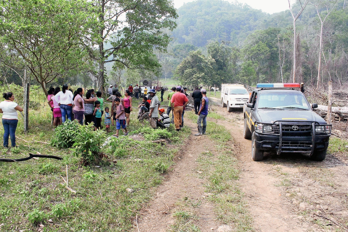 Lugar donde fueron ultimados a balazos los hermanos Quiñones Tobar, en Dolores, Petén. (Foto Prensa Libre: Walfredo Obando)