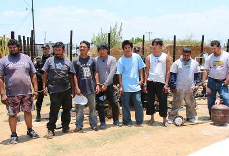 Presuntos desmanteladores detenidos en San José Villa Nueva. (Foto Prensa Libre: PNC)