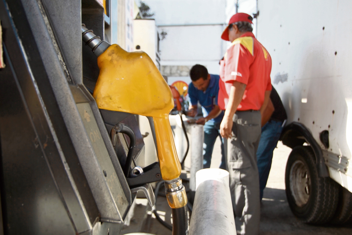 El precio del galón de gasolina y diésel mantiene una tendencia interanual a la baja según el IPC. (Foto Prensa Libre: Álvaro Interiano)