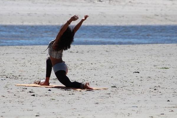 Practicar yoga ayuda a aliviar los dolores de espalda.