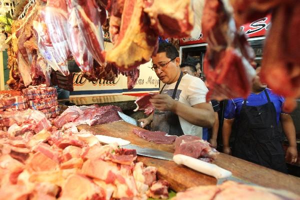 La libra  de carne aumentará Q2 a partir de mañana,  por lo que el costo podría llegar a Q30.(Foto Prensa Libre: Esbin García).