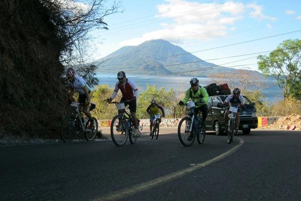 El evento consiste en un recorrido en bicicleta alrededor del lago de Atiltán. (Foto Prensa Libre: Ángel Julajuj)