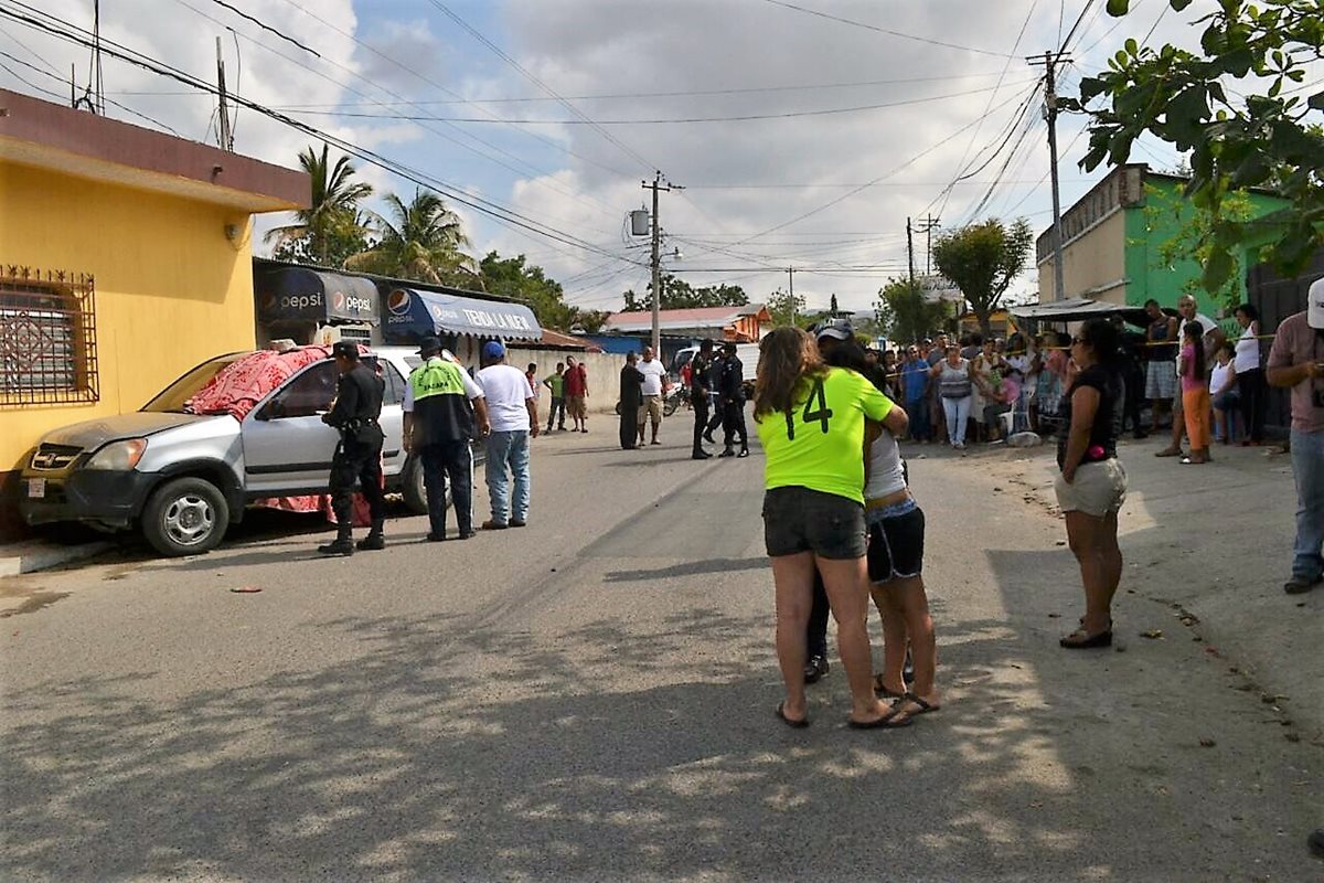 El ataque contra el alcalde de Zacapa, Julio Alberto Enríquez Sánchez, ocurrió en la aldea La Majada, a unos 15 metros de su vivienda. (Foto Prensa Libre: Mario Morales)