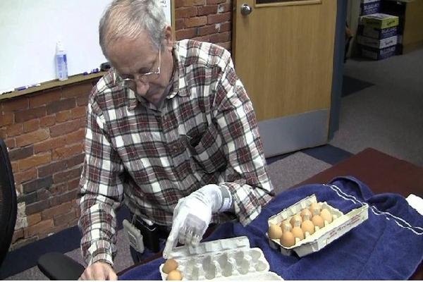 Paciente que utiliza brazo robótico manipula huevos, sin romperlos. (Foto Prensa Libre: EFE)