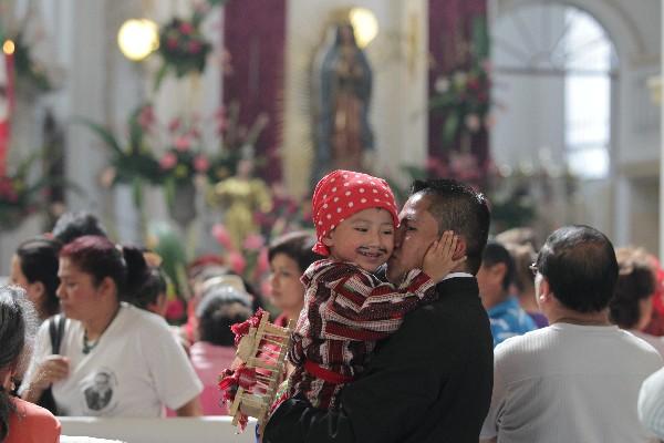 EMOTIVAS ESCENAS entre padres e hijos se observan en el Santuario de Guadalupe, zona 1.