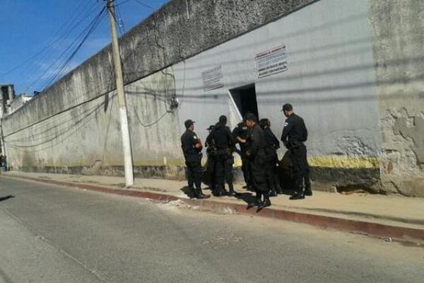 Un grupo de agentes de la Policía se reúne frente a la cárcel de hombres de Jutiapa, donde los reos están amotinados. (Foto Prensa Libre: Óscar González)<br _mce_bogus="1"/>