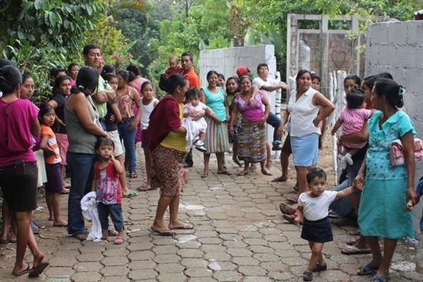 El grupo de inconformes con la labor de tres docentes permanece frente a la escuela del cantón La Cuchilla, en Mazatenango. (Foto Prensa Libre: Omar Méndez) <br _mce_bogus="1"/>