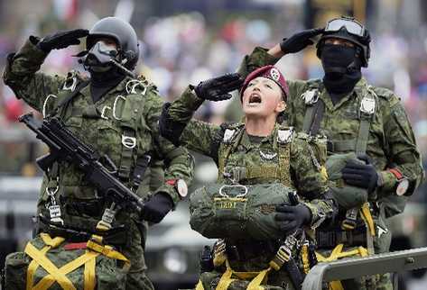 Soldados mexicanos durante el desfile de independencia. (Foto Prensa Libre: AFP)