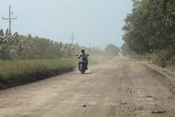 Polvo se  levanta por el viento y el desplazamiento de   vehículos en un tramo vial en Tiquisate, Escuintla. (Foto Prensa Libre: Enrique Paredes)