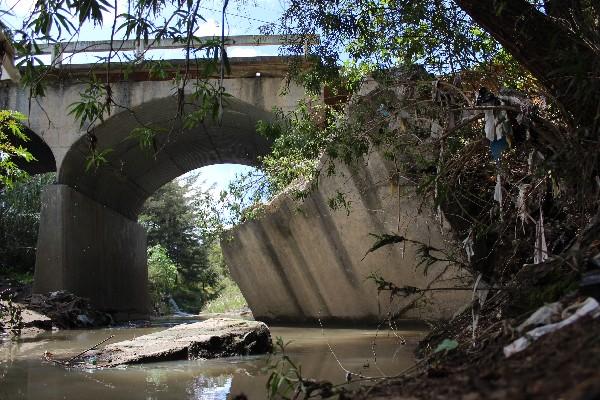 Puente corre riesgo de caer tras el colapso del  muro de una base.