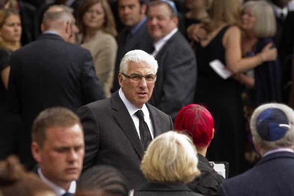 Mitch Winehouse, padre de amy, durante el funeral.