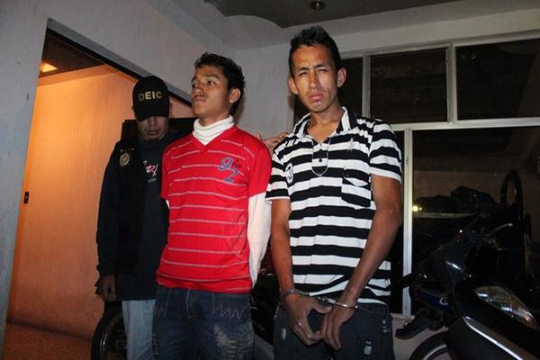 Los dos detenidos fueron consignados a los tribunales. (Foto Prensa Libre: Mike Castillo)<br _mce_bogus="1"/>