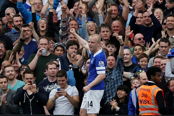 Steven Naismith celebra su gol esta tarde ante el Fulham. (Foto Prensa Libre: AP)