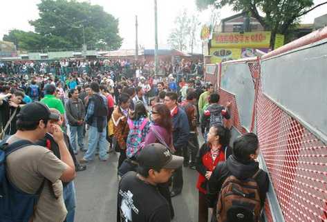 Estudiantes no pueden ingresar a la Universidad de San Carlos. (Foto Prensa Libre: Estuardo Paredes)