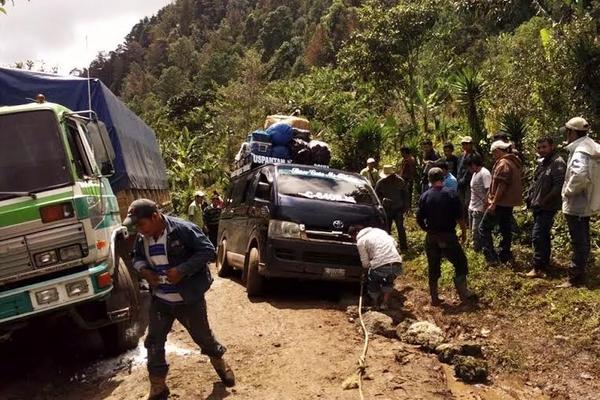 Vehículos intentan sin éxito cruzar con sus vehículos entre toneladas de lodo (Foto Prensa Libre: Oscar Figueroa) <br _mce_bogus="1"/>