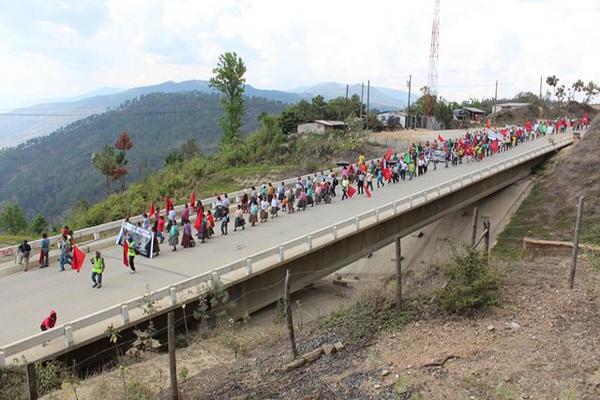 Grupo de campesinos durante la marcha que recorre Baja Verapaz. (Foto Prensa Libre: Carlos Grave)<br _mce_bogus="1"/>