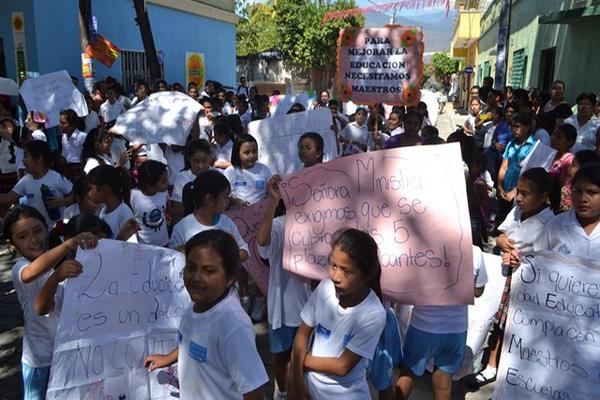 Estudiantes y padres de familia de la escuela Lucía Peralta, en el El Jícaro, manifiestan para exigir maestros. (Foto Prensa Libre: Hugo Oliva) <br _mce_bogus="1"/>