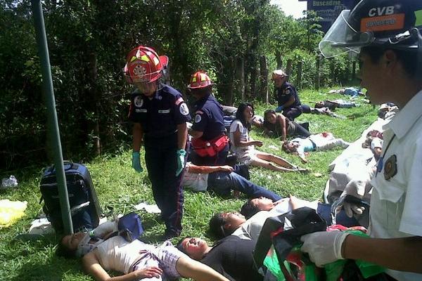 Bomberos simulan estabilizar a personas heridas durante el accidente. (Foto Prensa Libre: Cecilio Chacaj)<br _mce_bogus="1"/>