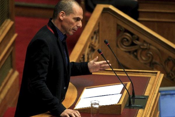 El ministro de Finanzas griego, Yanis Varufakis, pronuncia su discurso  durante el debate celebrado en el Parlamento en Atenas, Grecia, hoy, al  asegurar que acudirá al Eurogrupo con la intención de "no dar marcha  atrás". (Foto Prensa Libre: EFE)