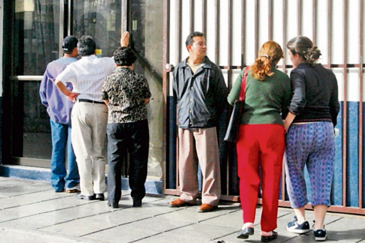 entidades bancarias podrán decidir qué agencias abrirán con normalidad. (FOTO PRENSA LIBRE:JORGE CASTILLO)