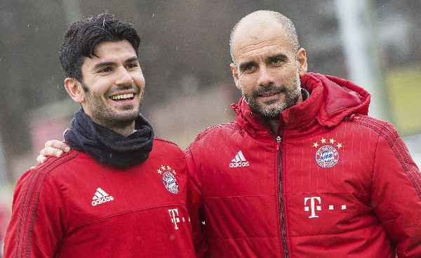 Pep Guardiola junto al defensa de su equipo Serdar Tasci durante el entrenamiento de este viernes. (Foto Prensa Libre: AFP).