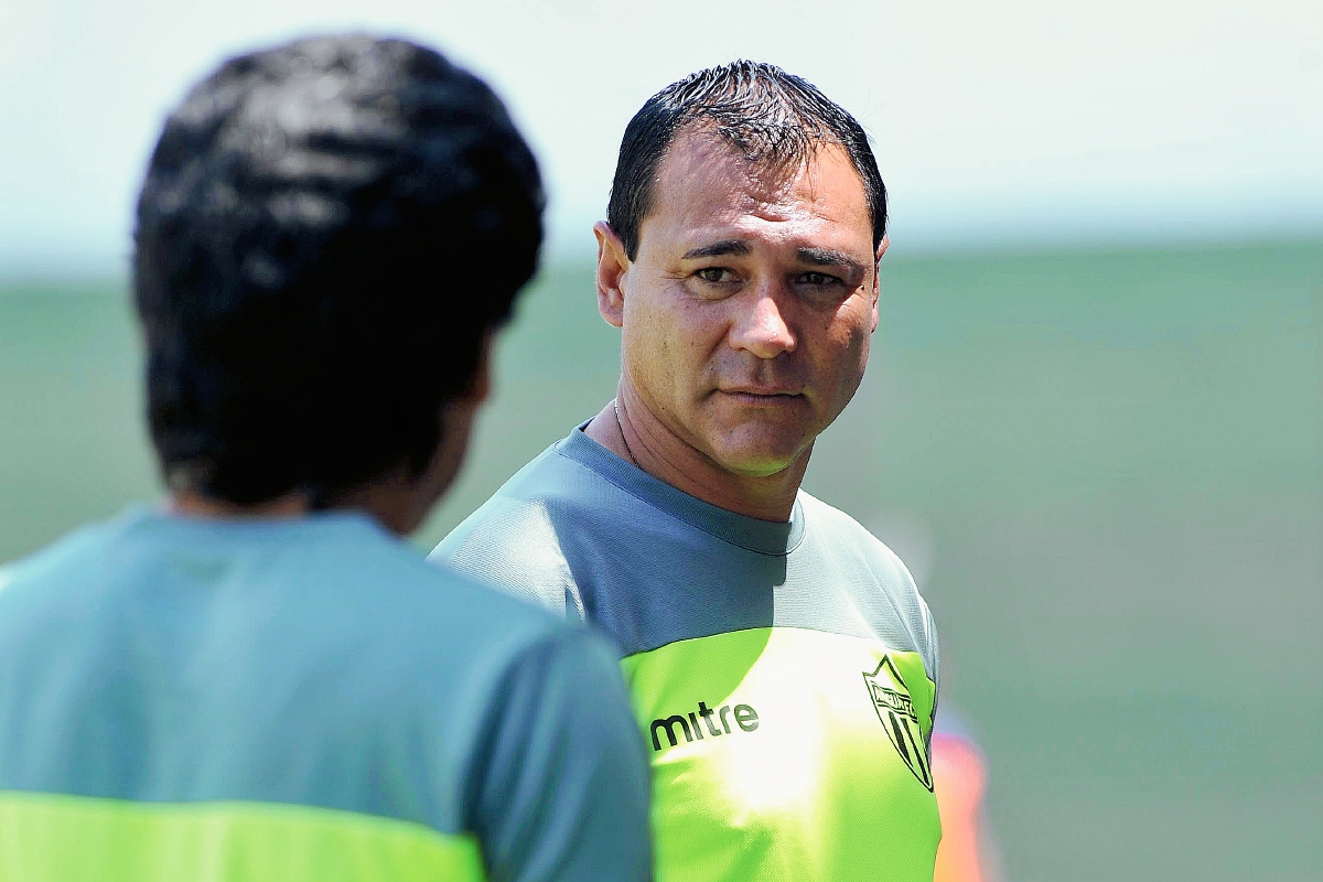 Mauricio Tapia, dirige un entrenamiento de Antigua GFC. (Foto Prensa Libre: Óscar Felipe).