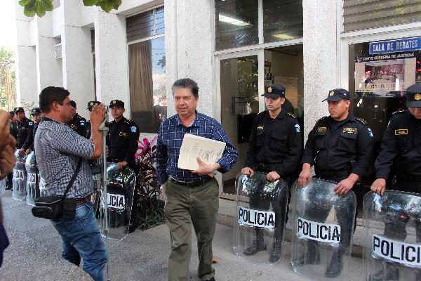 El Alcalde Pablo Aguilar Morales   sale del juzgado. Inserto, personas que lo apoyaron.