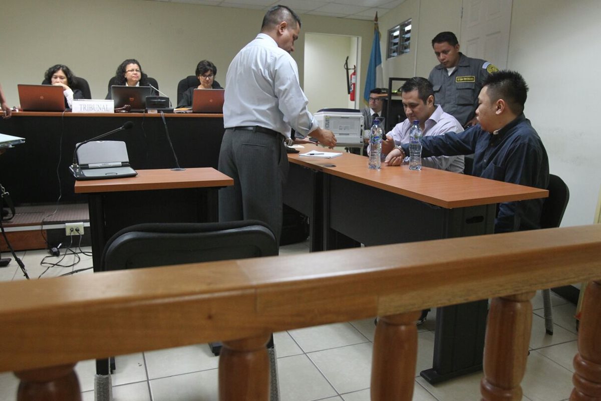 Los dos sospechosos durante la presentación de pruebas, previo a la fase de conclusiones en un tribunal de Femicidios. (Foto Prensa Libre: Esbin García)