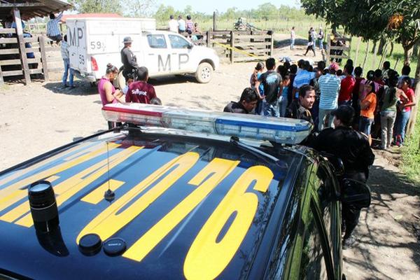 Los tres hermanos fueron muertos en terrenos de una finca privada, en Puerto Barrios. (Foto Prensa Libre: Edwin Perdomo)<br _mce_bogus="1"/>