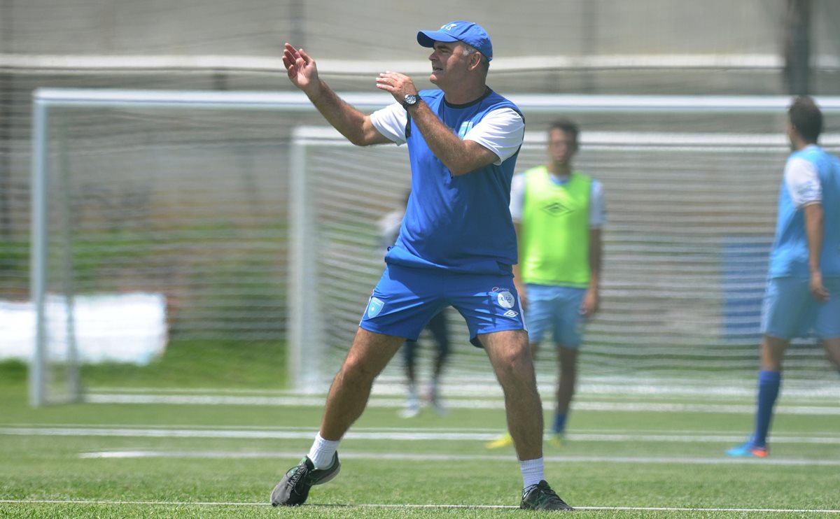 El entrenador se muestra efusivo en sus indicaciones, en la práctica de ayer en el Proyecto Goal. (Foto Prensa Libre: Francisco Sánchez)