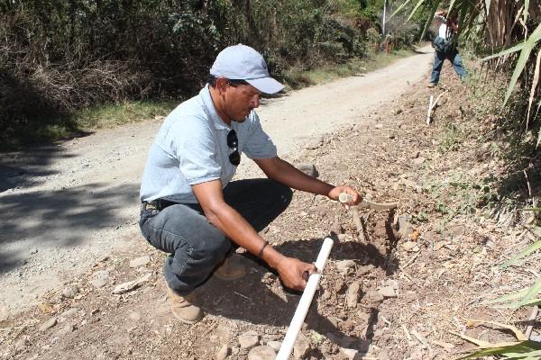 Vecinos de  Villa  Graciela muestran daño en tubería de PVC.