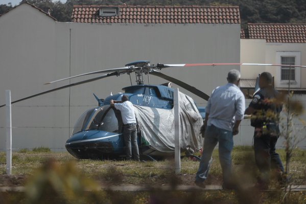 Vecinos de Condado El Naranjo reportaron a las 11.30 horas la caída de un helicóptero en el área. (Foto Prensa Libre: Érick Ávila)