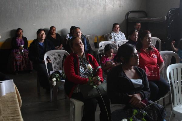 Alba Rodas —suéter rojo— y Lilian Hernández —playera roja— afrontaron la violencia, y ahora ayudan a otras víctimas.