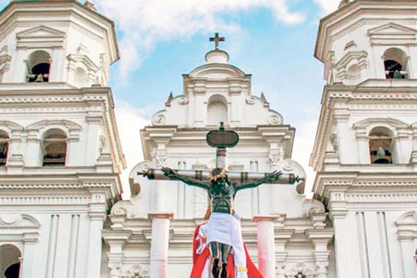 La Procesión con una réplica del Cristo salió ayer desde la Basílica a la parroquia de Santiago.