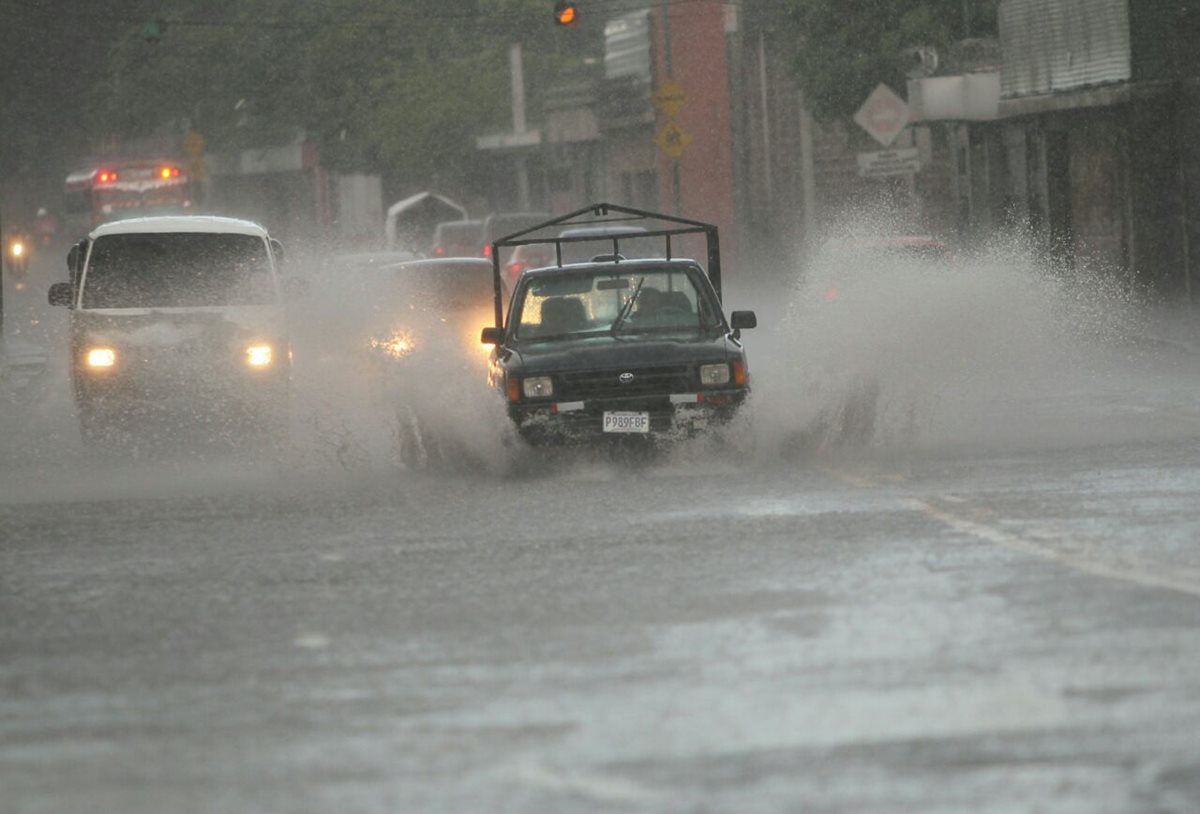 Lluvia causa inundaciones en la Avenida Hincapie, zona 13. (Foto Prensa Libre: Erick Ávila).