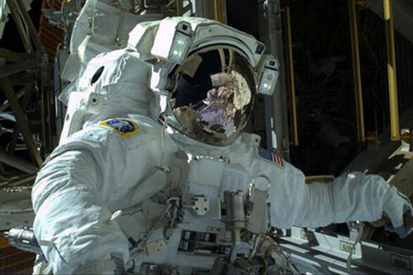 Mike Hopkins durante un paseo por la Estación Espacial Internacional (ISS). (Foto Prensa Libre: EFE)