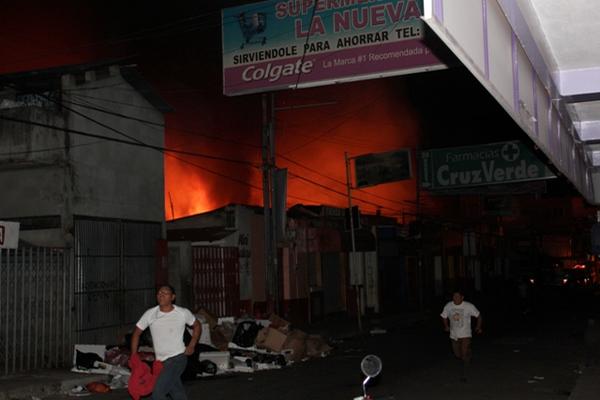 El incendio consumió locales y ventas ambulantes. (Foto Prensa Libre: Edwin Paxtor)