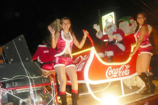 Edecanes saludan desde una de las carrozas que del desfile navideño que recorrió las calles de San Marcos. (Genner Guzmán)<br _mce_bogus="1"/>