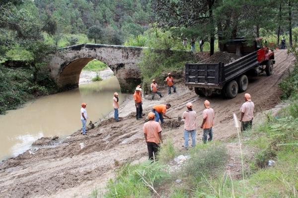 Vehículos livianos podrán transitar por la parte en buen estado del puente. (Foto Prensa Libre: Óscar Figueroa)