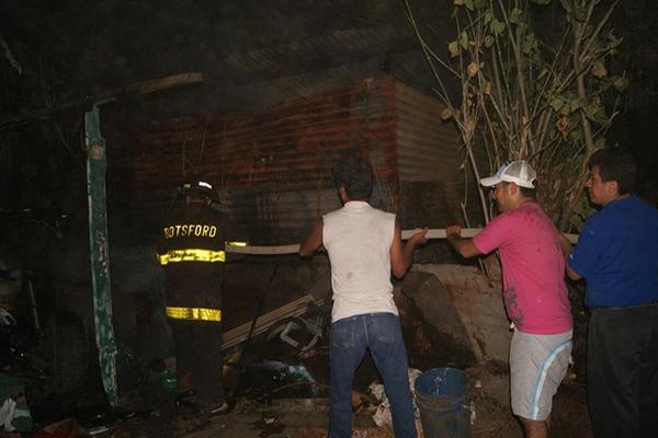 Bomberos y vecinos tratan de sofocar el incendio ocurrido en lotificación Peralta, zona 4 de Retalhuleu. (Foto Prensa Libre: Jorge Tizol)