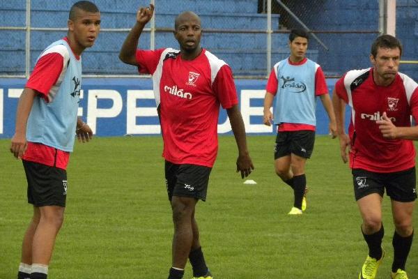 Henry Suazo —al centro— se esfuerza durante el entrenamiento de los venados. (Foto Prensa Libre: Omar Méndez)